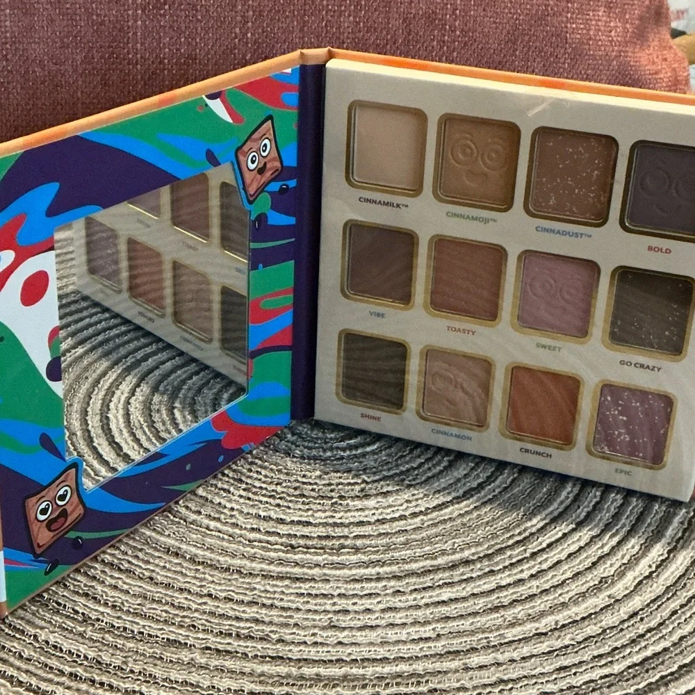 CINNAMON TOAST CRUNCH Eyeshadow Palette - Warm Brown NEW